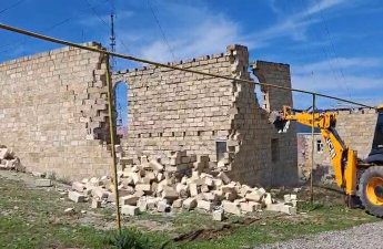 Gəncə və Göygöldə qanunsuz tikililər söküldü - VİDEO