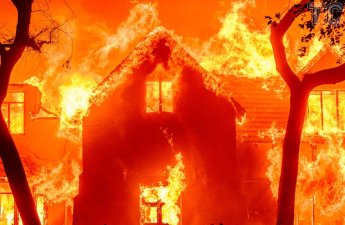 Масштабный пожар на юге США: десятки домов уничтожены, тысяча под угрозой