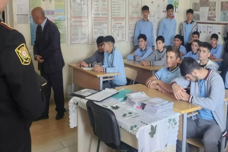Polis məktəblərdə kütləvi yoxlamalara başladı