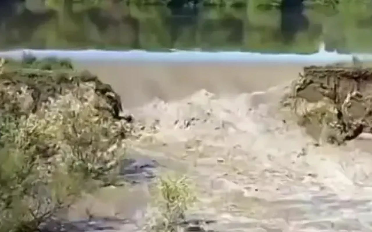 Ağcabədidə Kür çayı bəndi yarıb