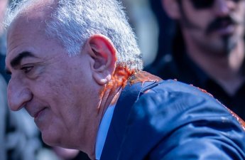 Резу Пехлеви облили краской в Берлине-ВИДЕО