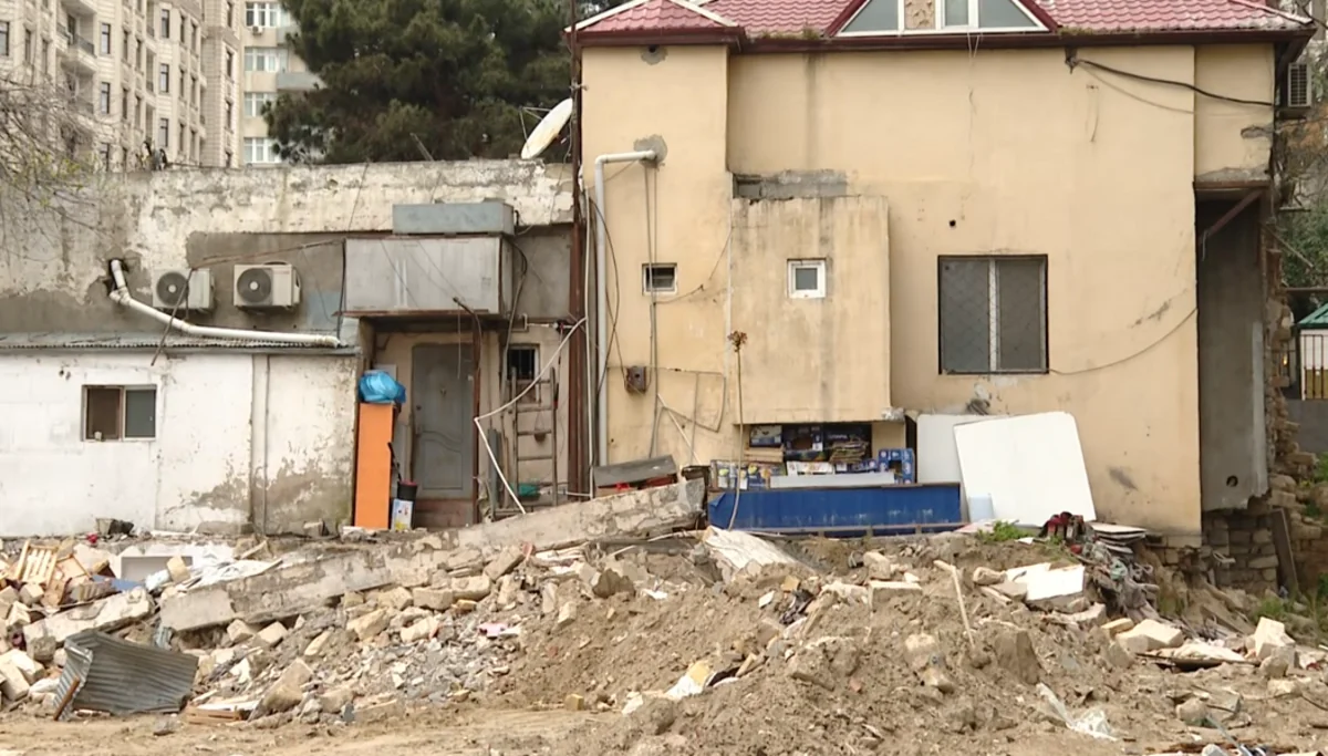 Bakıda faciəli durum: Yeddi nəfərlik ailə zirzəmilərdə gecələyir - VİDEO