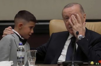 Ərdoğan göz yaşlarını saxlaya bilmədi - VİDEO