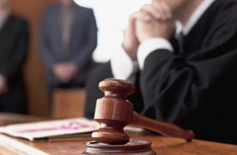 Bakıda atasını öldürməkdə təqsirləndirilən şəxs hakim qarşısında - FOTO