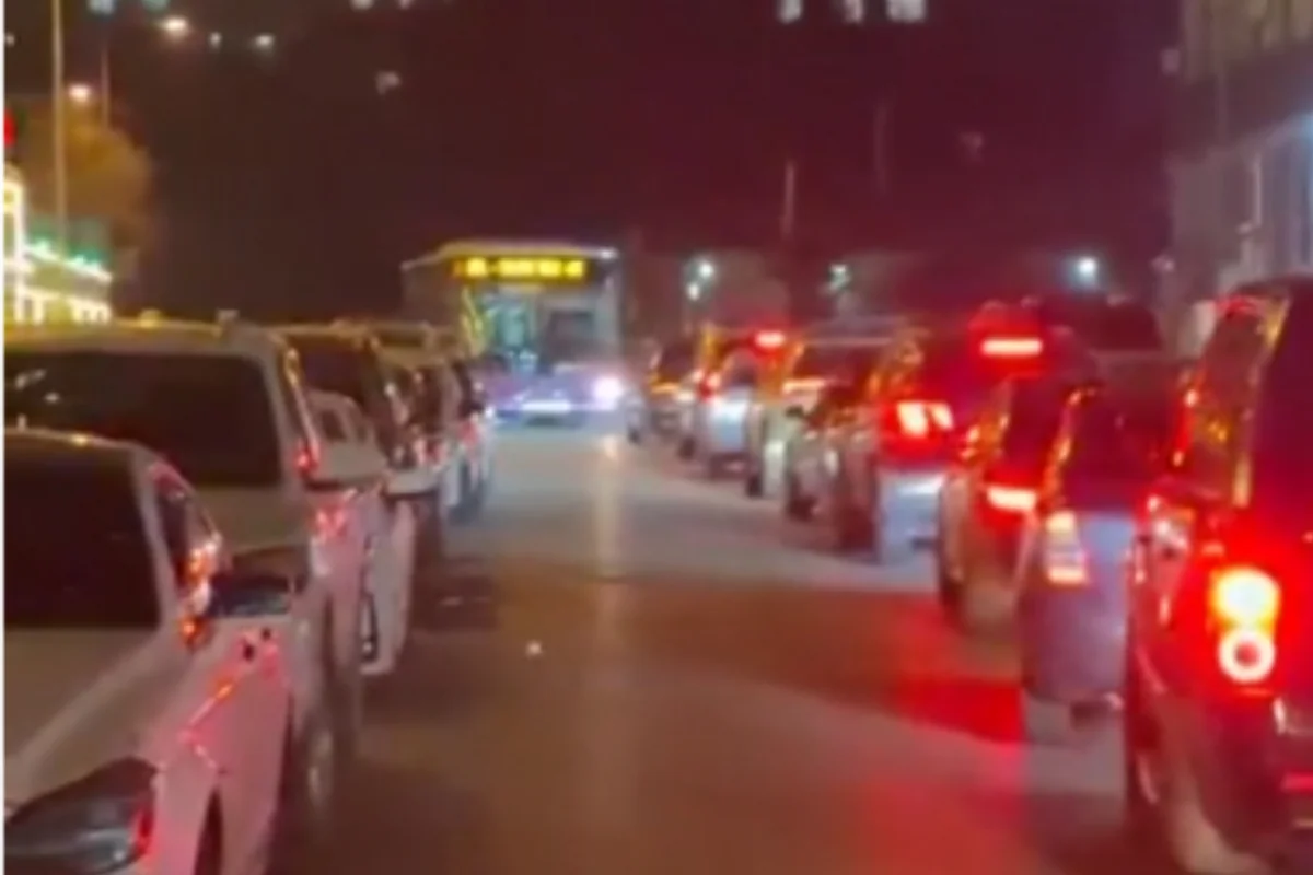 Süni sıxlıq yaradan avtomobillər: İctimai nəqliyyatın yolu niyə kəsilir? - VİDEO