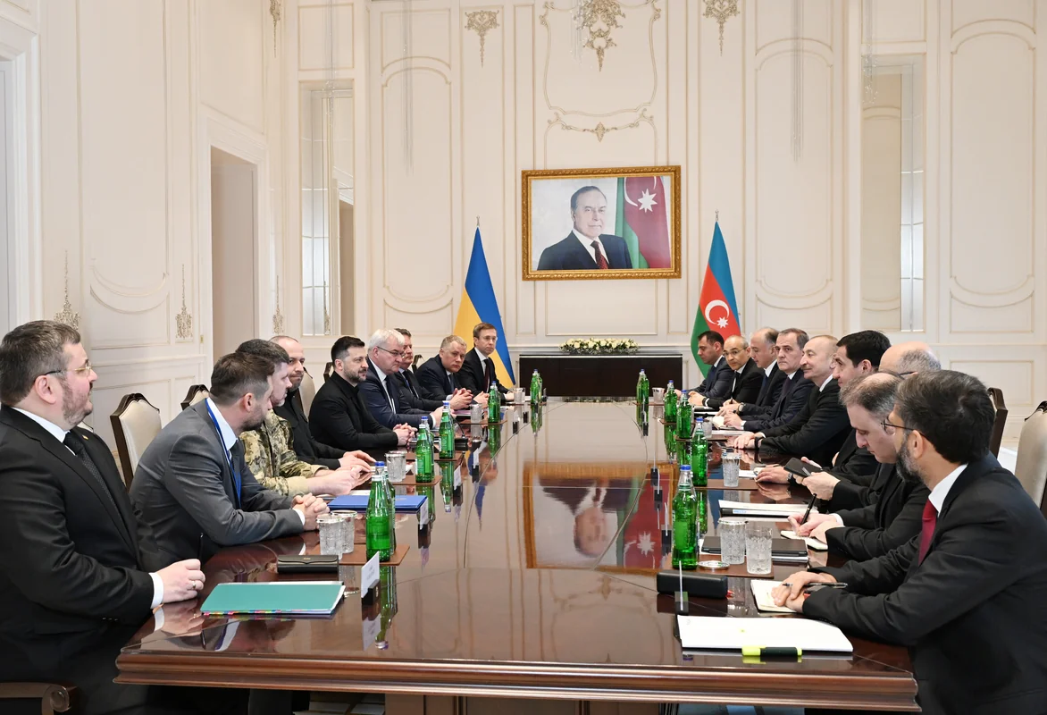 İlham Əliyevin Volodimir Zelenski ilə geniş tərkibdə görüşü keçirilir
