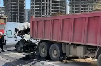 Bakıda yük maşınları toqquşub, sürücü xilas edilib - VİDEO