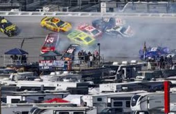 Авария с участием до 30 автомобилей произошла на американских гонках NASCAR-ВИДЕО