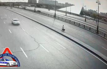 Bakıda maşın piyada qadını vurdu - VİDEO