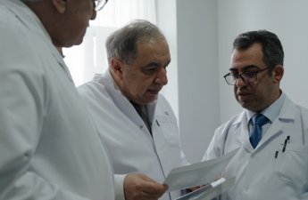 Səhiyyə Nazirliyindən 10 saatlıq unikal əməliyyat: pasiyentin öz sümüyü ilə yeni çənə quruldu