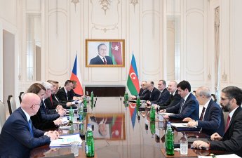 İlham Əliyevin Çexiyanın Baş naziri ilə geniş tərkibdə görüşü keçirilir - FOTO