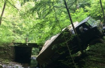 Lerikdə yük maşını aşdı - Sürücü öldü