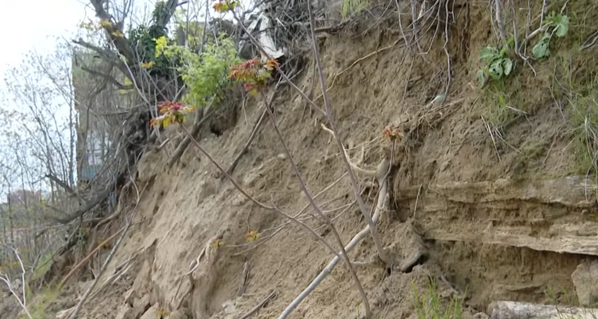 Bakıda bir ərazidə sürüşmə təhlükəsi artıb - VİDEO