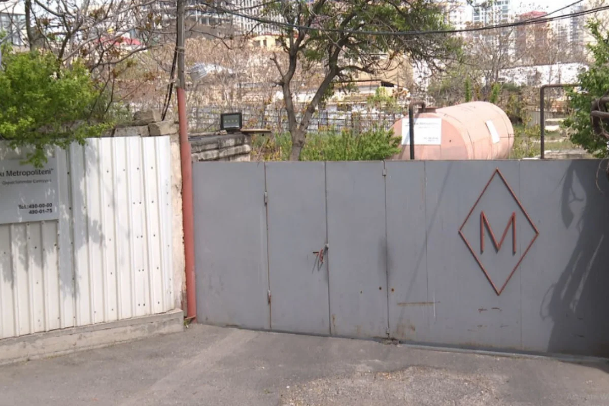 Paytaxtda diqqəti cəlb edən hasarlanmış ərazi: Yeni metro stansiyası tikilir? - VİDEO