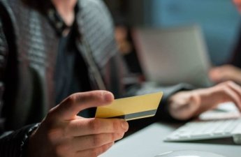 Zəngdən sonra kartından pul çıxarıldı və adına 2 kredit rəsmiləşdirildi - VİDEO