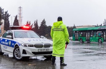 Yol polisi əlverişsiz hava şəraiti ilə bağlı hərəkət iştirakçılarına müraciət etdi