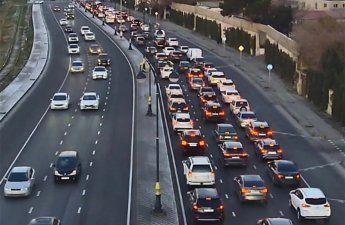 В Баку на 17 улицах и проспектах наблюдаются пробки