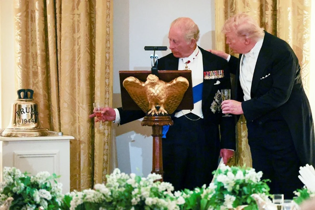 Kral III Çarlz Donald Trampa gəmi zəngi hədiyyə etdi
