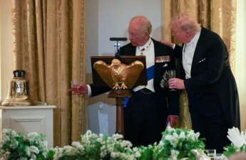 Король Британии подарил Трампу колокол с подводной лодки Trump