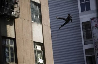 Bakıda DƏHŞƏT: kişi 9-cu mərtəbədən yıxılıb öldü