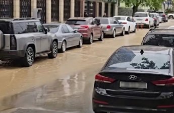 Bakıda boru partladı, küçəni su basdı - VİDEO