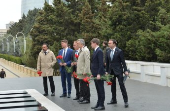 Almaniya parlament nümayəndə heyəti Şəhidlər xiyabanını ziyarət edib - FOTO