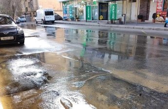 В Насиминском районе Баку затопило улицу