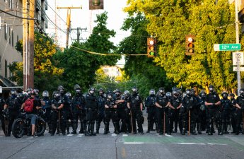 В США при беспорядках в парке развлечений пострадали двое полицейских