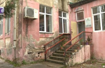 Çatlamış divarlar, aşan ağaclar... - Bakıda 90 uşağın getdiyi bağça TƏHLÜKƏDƏ - VİDEO