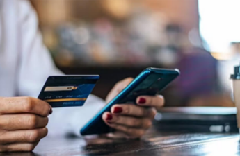 Bank borcu olan müştərinin qohumuna zəng etdi - Cərimələndi