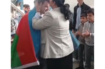 Müəllimlər və şagirdlər müəllimi əsgər YOLA SALDILAR - VİDEO