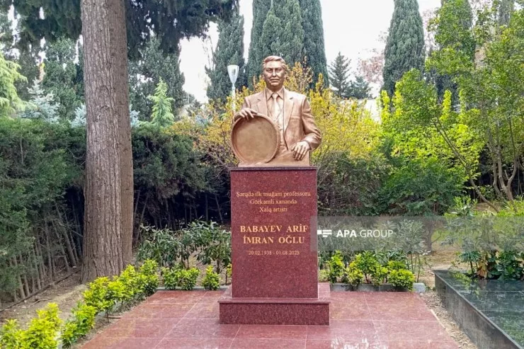 Xalq artisti Arif Babayevin qəbirüstü abidəsi ucaldılıb