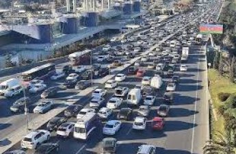 На ряде улиц и проспектов Баку затруднено движение транспорта