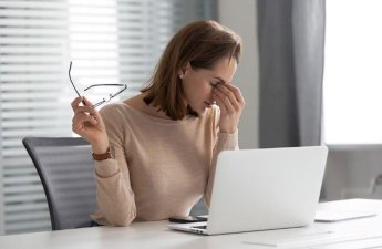 Kompüterdə işləyənlər üçün göz xəstəlikləri riski: Quru göz sindromu və miopiyadan necə qorunmalı?