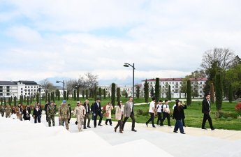Diplomatik korpusun nümayəndələri Xankəndi Zəfər parkına gediblər - FOTO