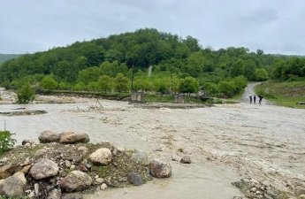 İsmayıllıda sel suları yolu dağıtdı