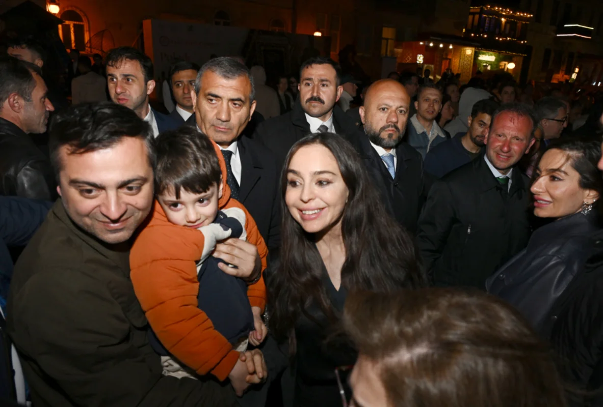 Leyla Əliyeva və Arzu Əliyeva Beynəlxalq Xalça Festivalını ziyarət ediblər - FOTO