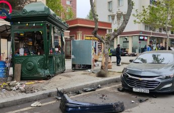 В Гяндже женщина погибла, оказавшись зажатой между авто и киоском-ФОТО