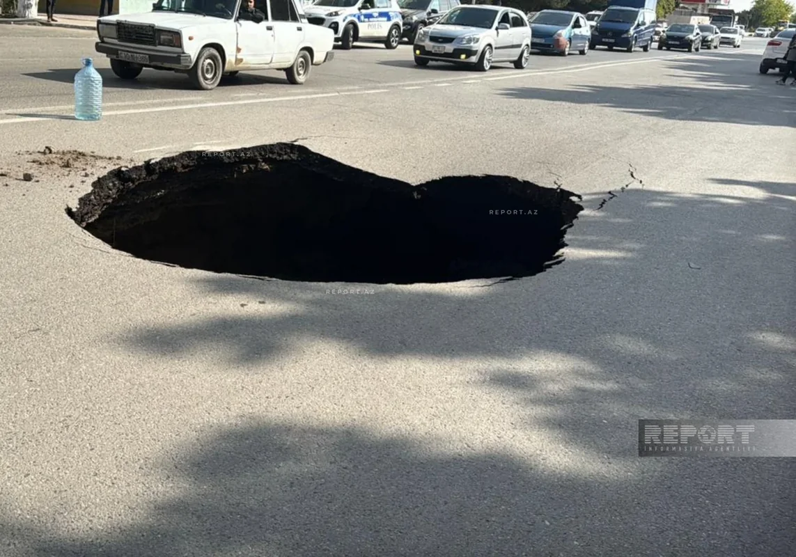 Sumqayıtda avtomobil yolu çökdü