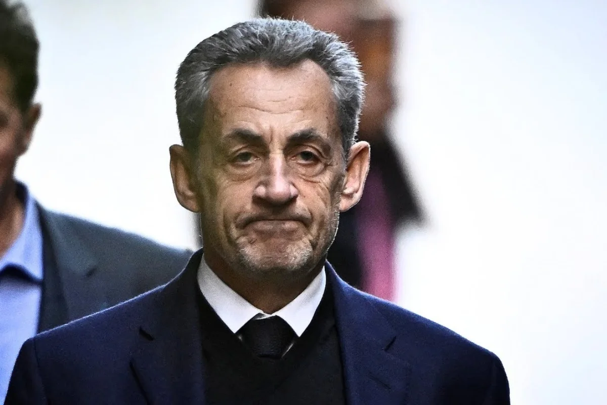 Liviya Sarkozidən milyonlar tələb edir