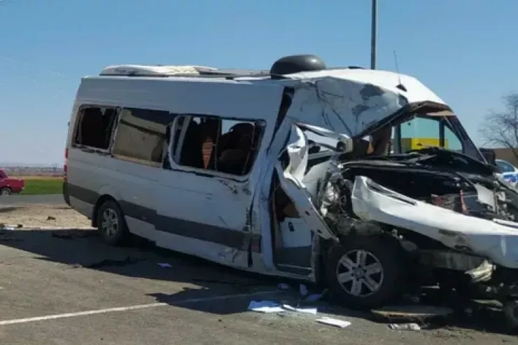 Yevlaxda mikroavtobus aşdı, 20-yə yaxın yaralı var