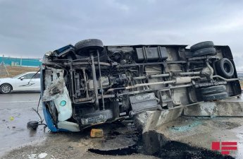 В Евлахе перевернулся микроавтобус, пострадали около 20 человек