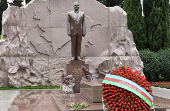 Dövlət və hökumət rəsmiləri Ulu Öndər Heydər Əliyevin məzarını ziyarət ediblər