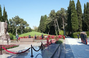Müdafiə Nazirliyinin rəhbər heyəti Fəxri xiyabanı ziyarət etdi - FOTO