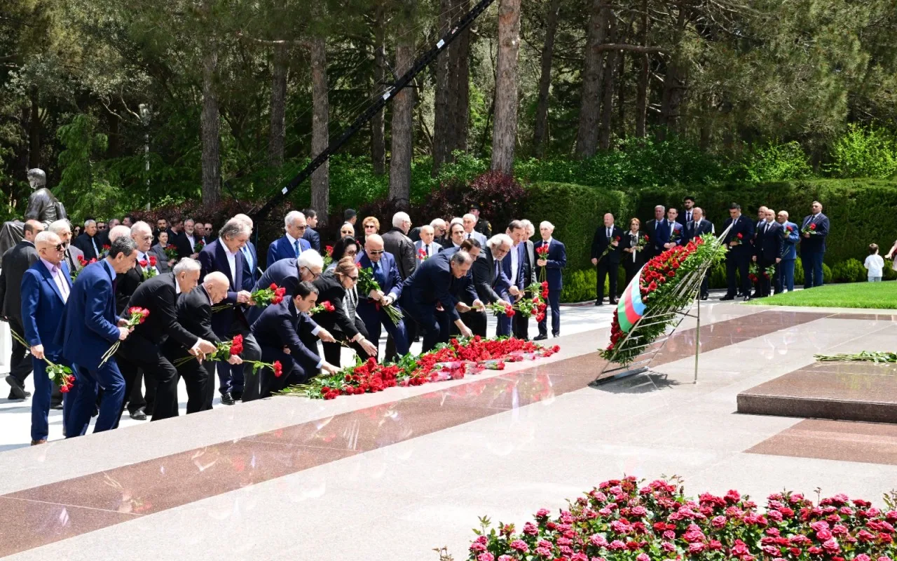 Mədəniyyət naziri və incəsənət xadimləri Ulu Öndərin məzarını ziyarət ediblər - FOTO