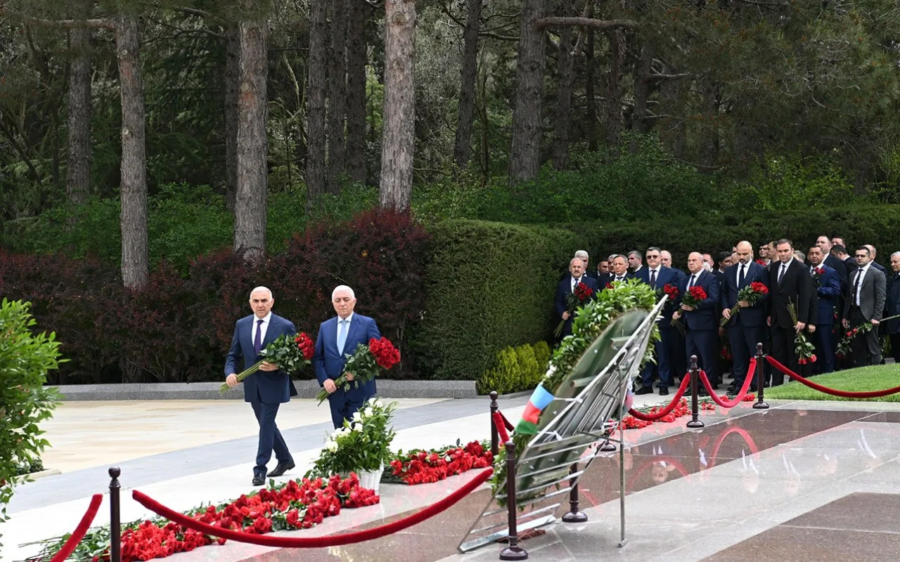 “AzərEnerji” və “Azərişıq” kollektivləri Ulu Öndərin məzarını ziyarət etdi - FOTO
