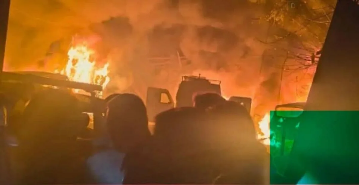 В Пакистане из-за взрыва автомобиля погибли не менее 12 полицейских-ВИДЕО