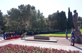 Milli Məclisin kollektivi Fəxri xiyabanda Ulu Öndər Heydər Əliyevin məzarını ziyarət edib - FOTO