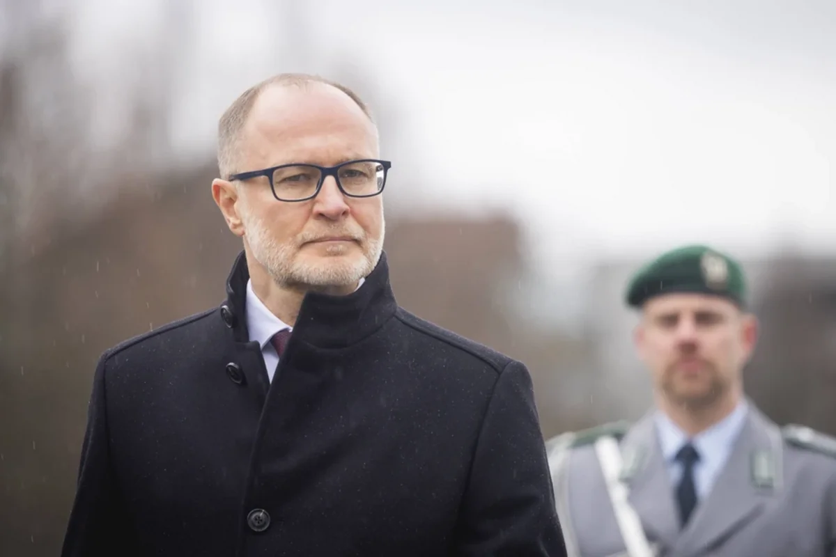 На пресс-конференции в Латвии разгорелся скандал: глава МО раскритиковал премьера