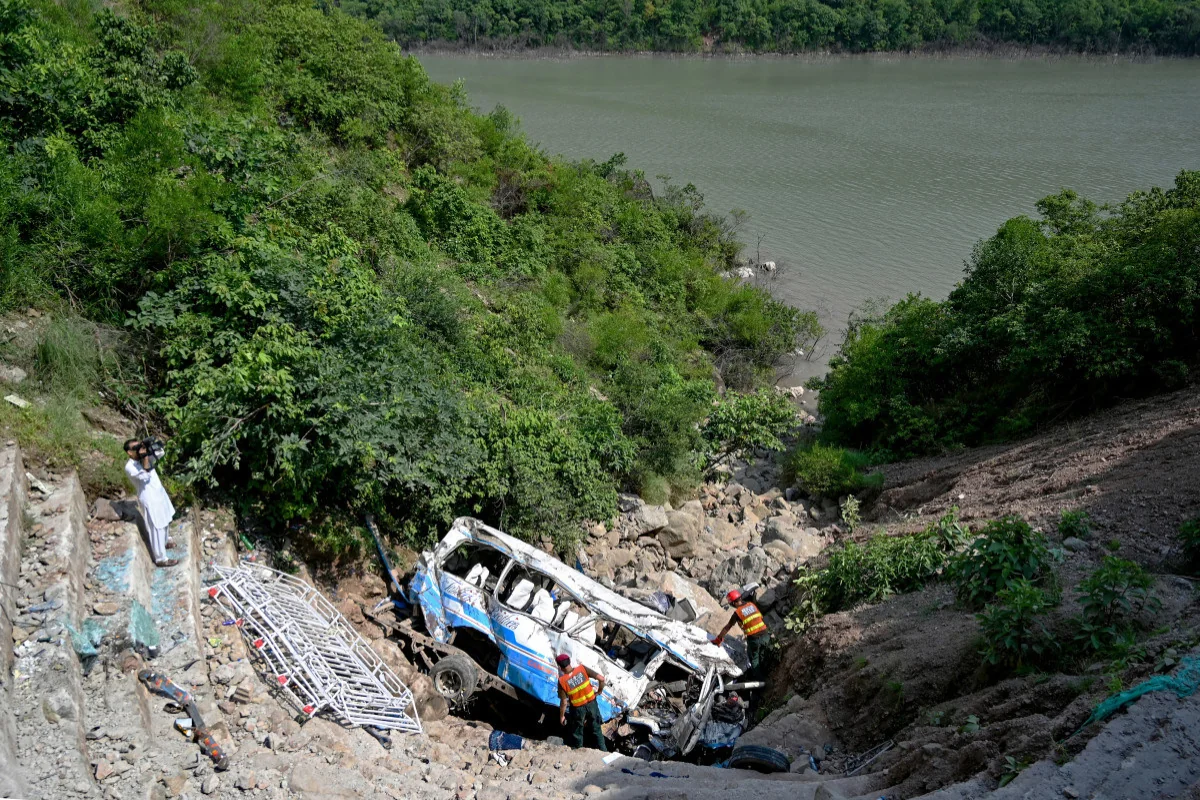 Mikroavtobus uçuruma aşdı - Ölənlər və yaralananlar var